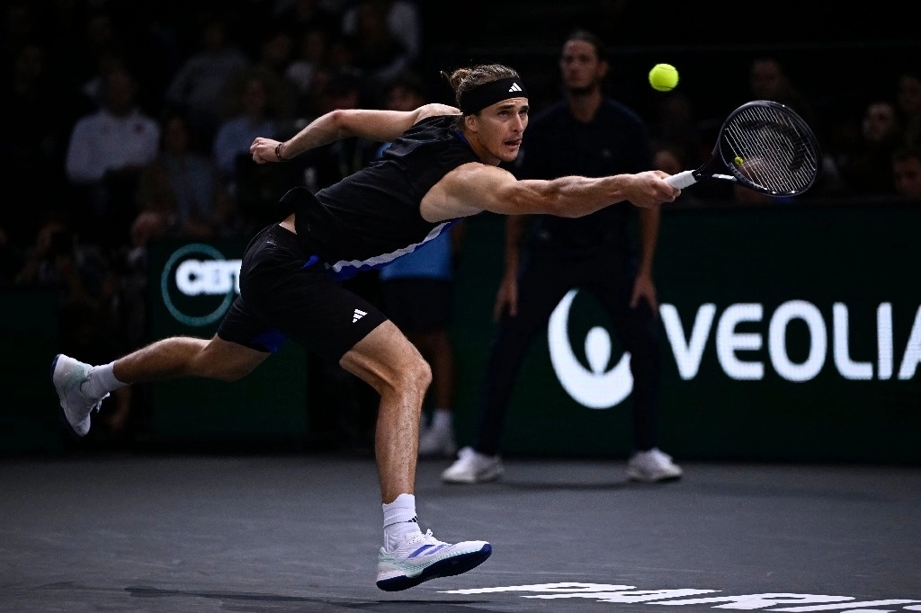 El alemán Alexander Zverev devuelve un revés al francés Ugo Humbert durante su partido final individual masculino en el séptimo día del torneo de tenis ATP Masters 1000 de París en el Accor Arena - Palais Omnisports de Paris-Bercy - en París el 3 de noviembre de 2024. Foto Afp