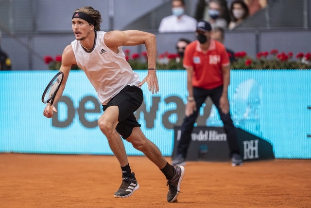 Alexander Zverev durante el duelo de semifinal del Abierto de Madrid frente a Dominic Thiem. Foto Ap
